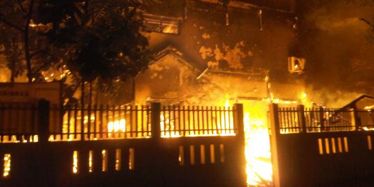 Rumah kolektor barang antik di Cipete diamuk si jago merah