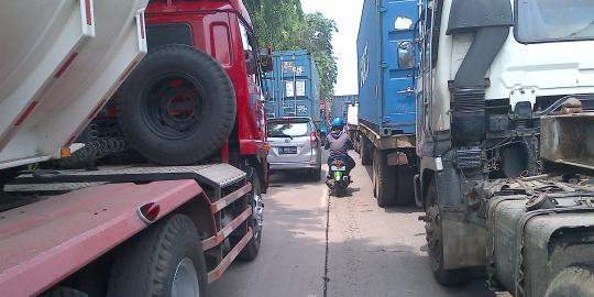 Truk kontainer bikin macet Tanjung Priok, tak ada polisi