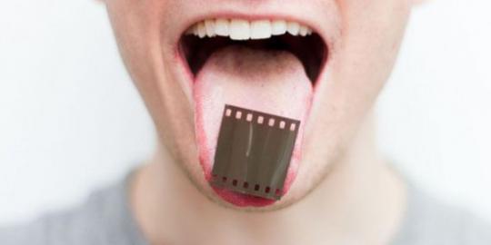 Demi karya seni, 2 pria ini makan klise film