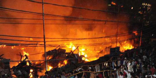Pabrik spring bed terbakar, dua pekerja terkapar lemas