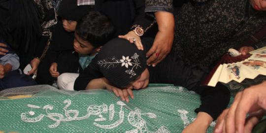 Di depan makam, istri Uje berjanji akan besarkan anak