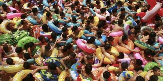 Kolam renang China, terpadat dan terjorok di dunia?