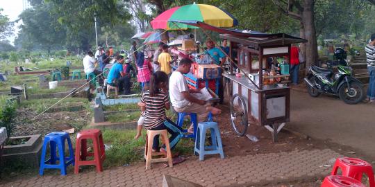 Jualan di makam Uje, pedagang banjir rezeki