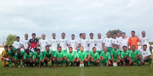 Niac Mitra bereuni di lapangan Persebaya