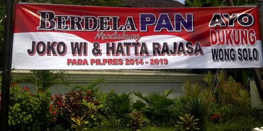 'Pemasang spanduk dukungan Jokowi-Hatta kalangan muda PAN'