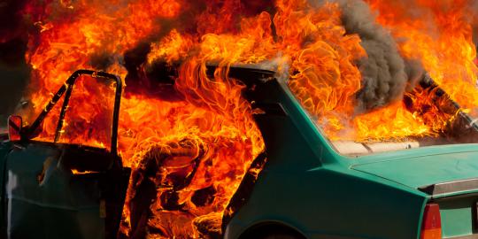 Nissan Grand Livina terbakar di Tol Warakas, lalin tersendat