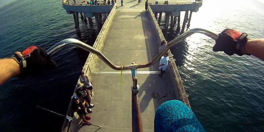 Keliling Los Angeles naik sepeda setinggi 4 meter, berani?