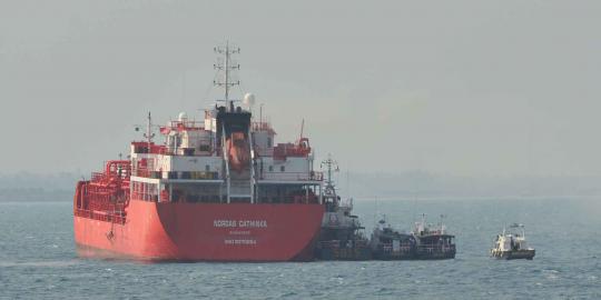 Kapal tanker meledak di Tanjung Bora, lima awak luka bakar