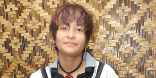 Mitha The Virgin kalahkan 4 gitaris pria jadi yang paling ngetop