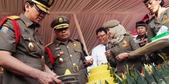 Ahok potong tumpeng di HUT Satpol PP di Monas