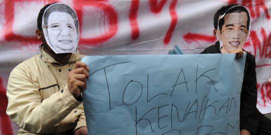 Aktivis KAMMI demo tolak kenaikan BBM di Kantor Jokowi