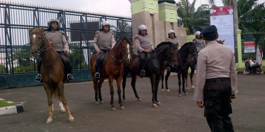 Kuda dan anjing ikut amankan demonstrasi buruh di Gedung DPR