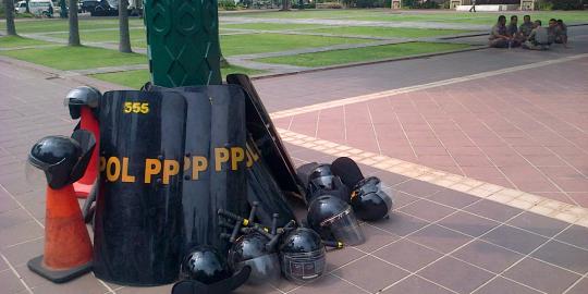 Kawal buruh di Balai Kota, Satpol PP bawa tameng dan pentungan