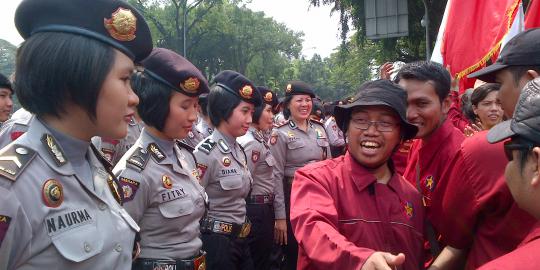 Polwan jaga aksi demo buruh di Istana Presiden