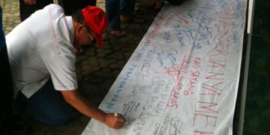Warga Warakas aksi tanda tangan dukung lurah tantang Jokowi