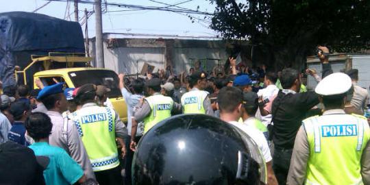 Demo buruh di Surabaya bentrok saat demo, 9 orang diamankan