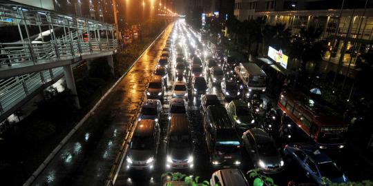 Digenangi air 30 cm, Jalan Raya Pasar Minggu macet parah