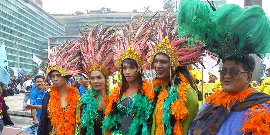 Waria beraksi genit di demo buruh