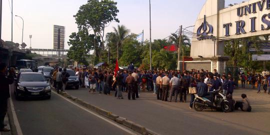 Mahasiswa Trisakti demo, Jalan S Parman macet parah