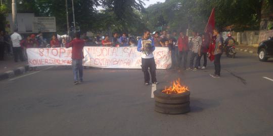 Demo hari pendidikan, mahasiswa bakar ban di Jalan Diponegoro