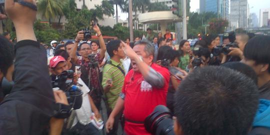Jokowi cuek didemo warga saat launching MRT di Bundaran HI