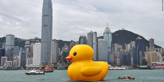 Bebek raksasa 'berlayar' di Hong Kong