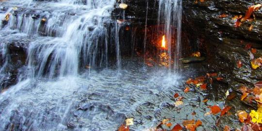 Api abadi ini menyala dalam air terjun