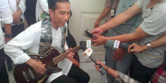 Jokowi pamer bass kado bassist Metallica