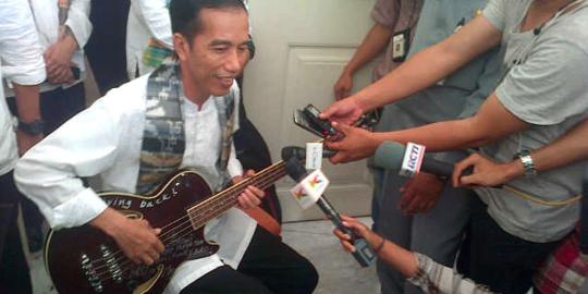 Jokowi pamer bass Metallica di Balai Kota