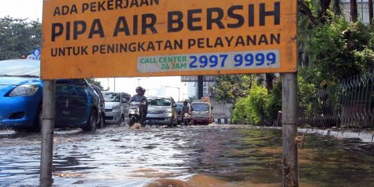 Pipa bocor, kawasan Karet Tengsin banjir