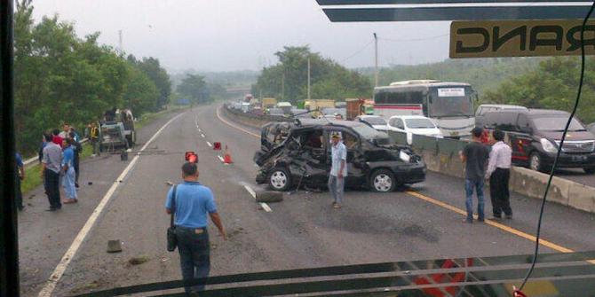  Kecelakaan  maut  di  Tol  Sadang 4 orang tewas merdeka com