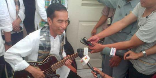 Bassis Metallica beri kado bass ke Jokowi