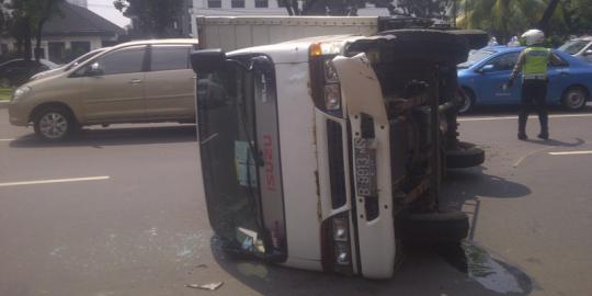 Senggol motor, truk terguling di depan Mabes AD