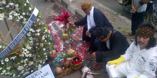 Jalan di Bandung banyak makan korban, seniman gelar doa arwah