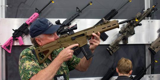 Menjajal aneka senjata api di acara NRA Texas