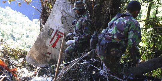 Petugas gabungan punguti serpihan bangkai Sukhoi di Gunung Salak