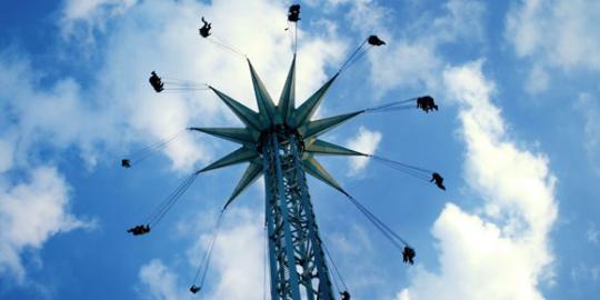 Tantang adrenalin di wahana swing ride tertinggi dunia