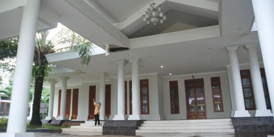 Tak ditempati, rumah dinas gubernur Banten disegel mahasiswa