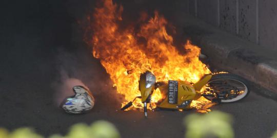 Sebuah motor Yamaha Mio terbakar di underpass Senen