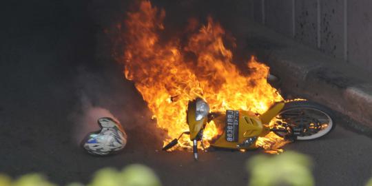 Korsleting, Yamaha Mio terbakar di underpass Senen