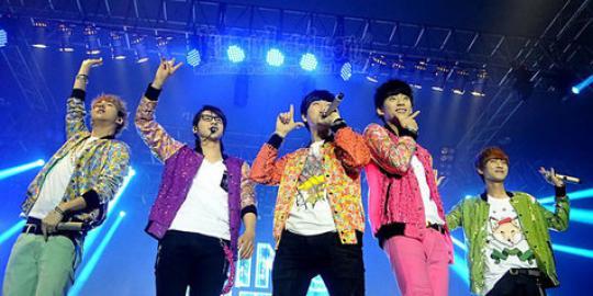 B1A4 ajak kamu telepon di MV What\'s Going On?