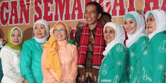 Ketika Jokowi dikelilingi wanita Betawi