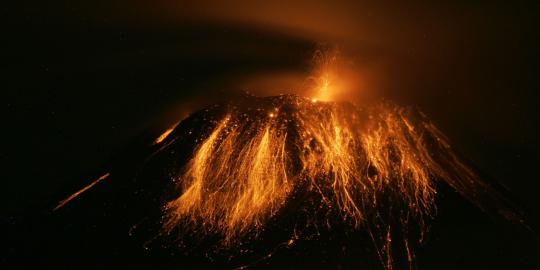 Gunung Tungurahua meletus