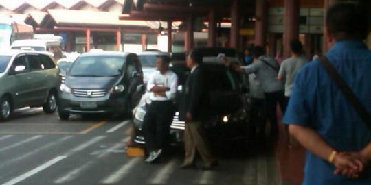 Dahlan kesal mobil mewah masih parkir di depan terminal Soetta