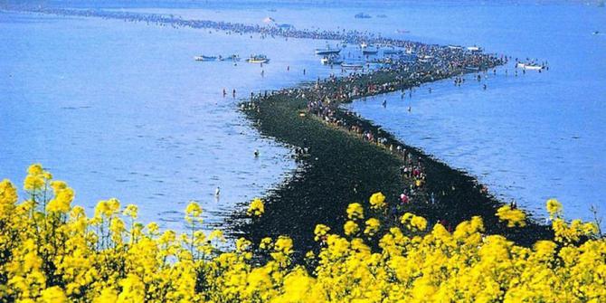 Ajaib, jalan ini muncul di tengah lautan!  merdeka.com