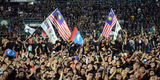 Puluhan ribu pendukung Anwar Ibrahim protes hasil pemilu