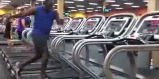 Video lelaki Amerika berdansa di atas mesin olahraga lari