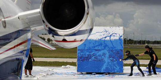 Unik, seniman ini melukis dengan pesawat jet!