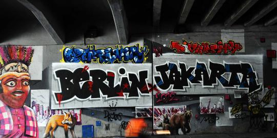 Sindiran mural para seniman di bawah jembatan Dukuh Atas
