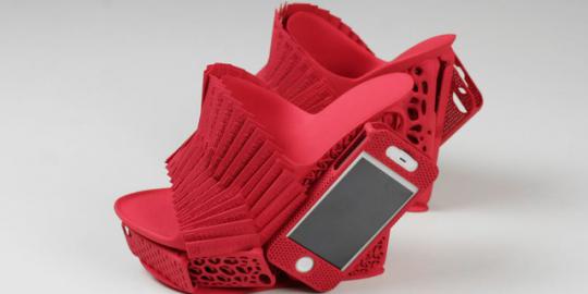 Sepatu ini juga berfungsi sebagai casing iPhone
